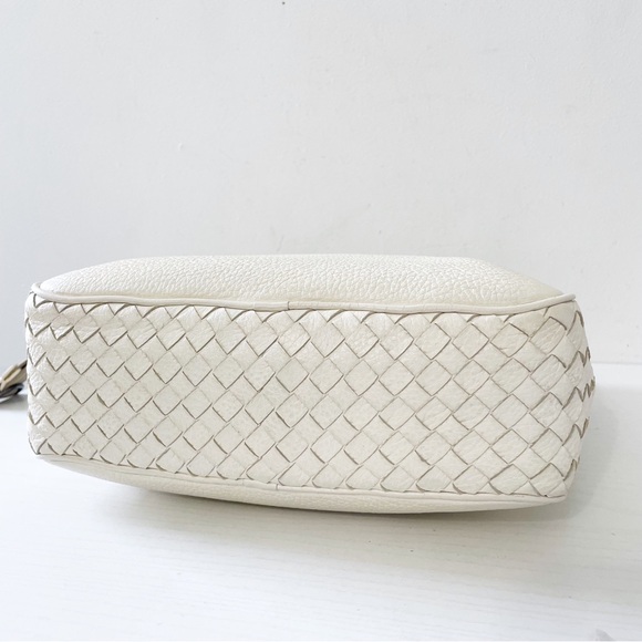 Bottega Veneta bone white pebbled leather intrecciato detail crossbody bag - Picture 3 of 12
